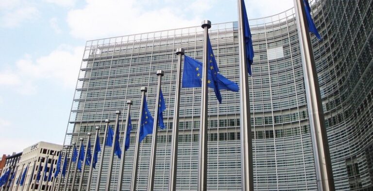 Τι είναι, τι λέει και γιατί μας «πονάει» το τελευταίο Ευρωβαρόμετρο