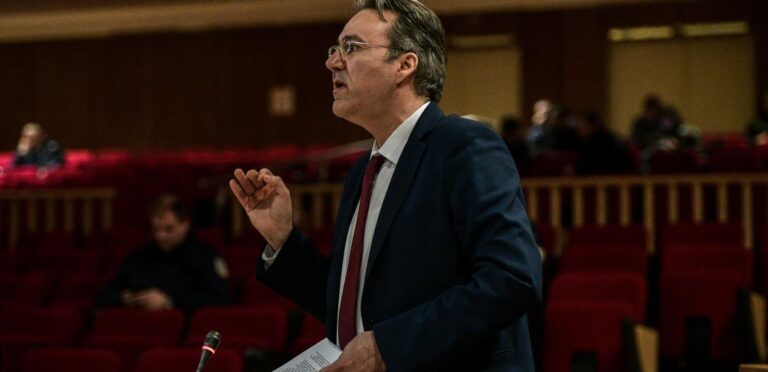 «Οι ολιγάρχες γνωρίζουν αυτό που βαφτίζετε “απόρρητο” για τον λαό, κύριε Γεραπετρίτη»
